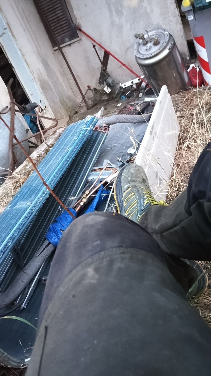 Smontaggio di un climatizzatore per recuperare rame e alluminio
